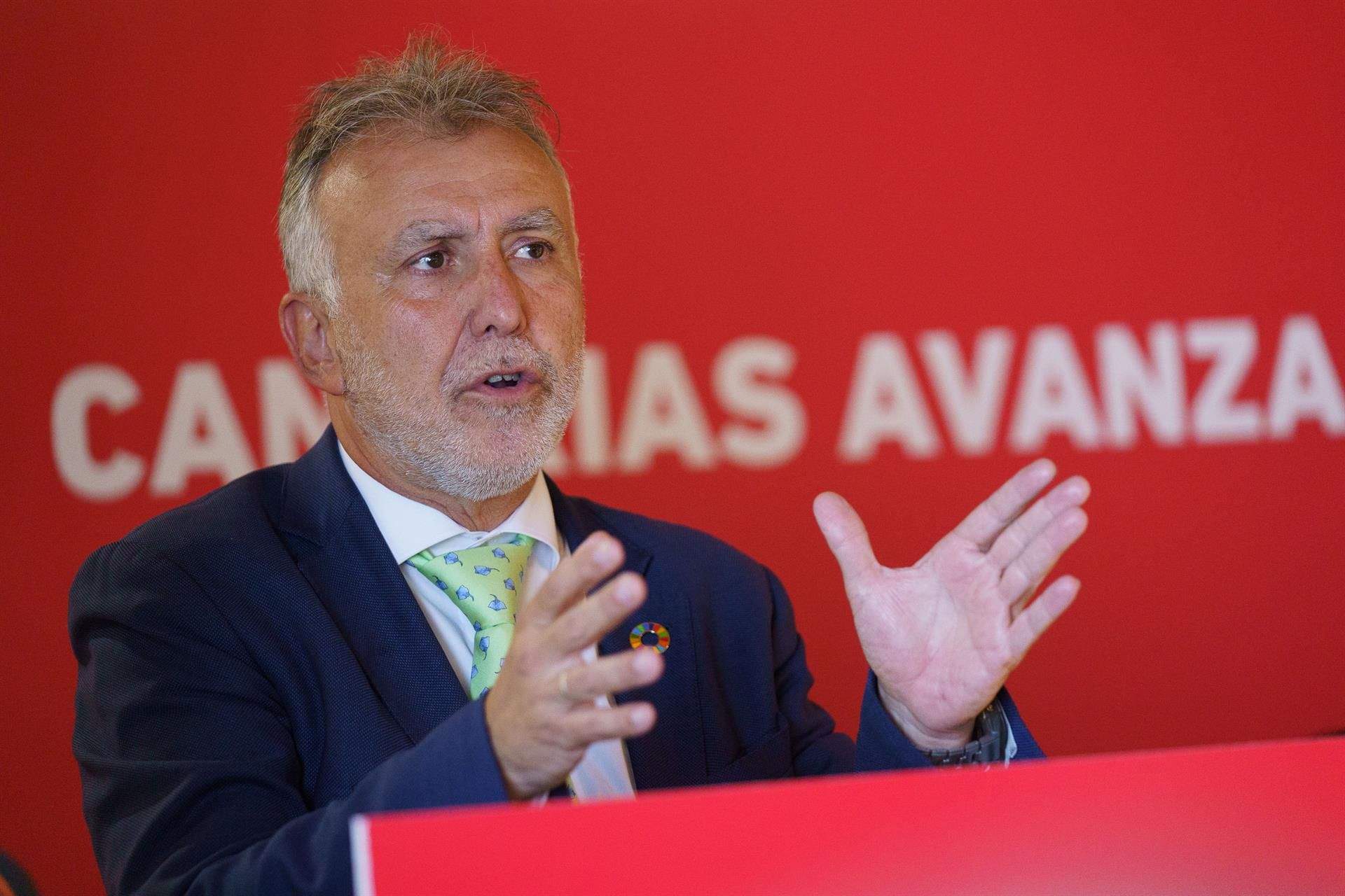 El secretario general del PSOE y presidente de Canarias, Angel Víctor Torres, durante su intervención en el encuentro que mantuvo este miércoles con los portavoces socialistas en los ayuntamientos de la comunidad autónoma. EFE/Ramón de la Rocha