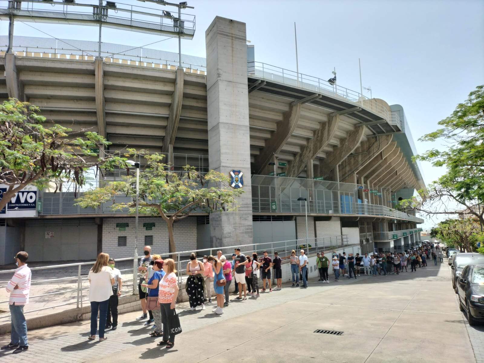 Cola en el Heliodoro Rodríguez López para retirar una entrada para el partido Tenerife-Girona./ Álvaro Oliver (AH)