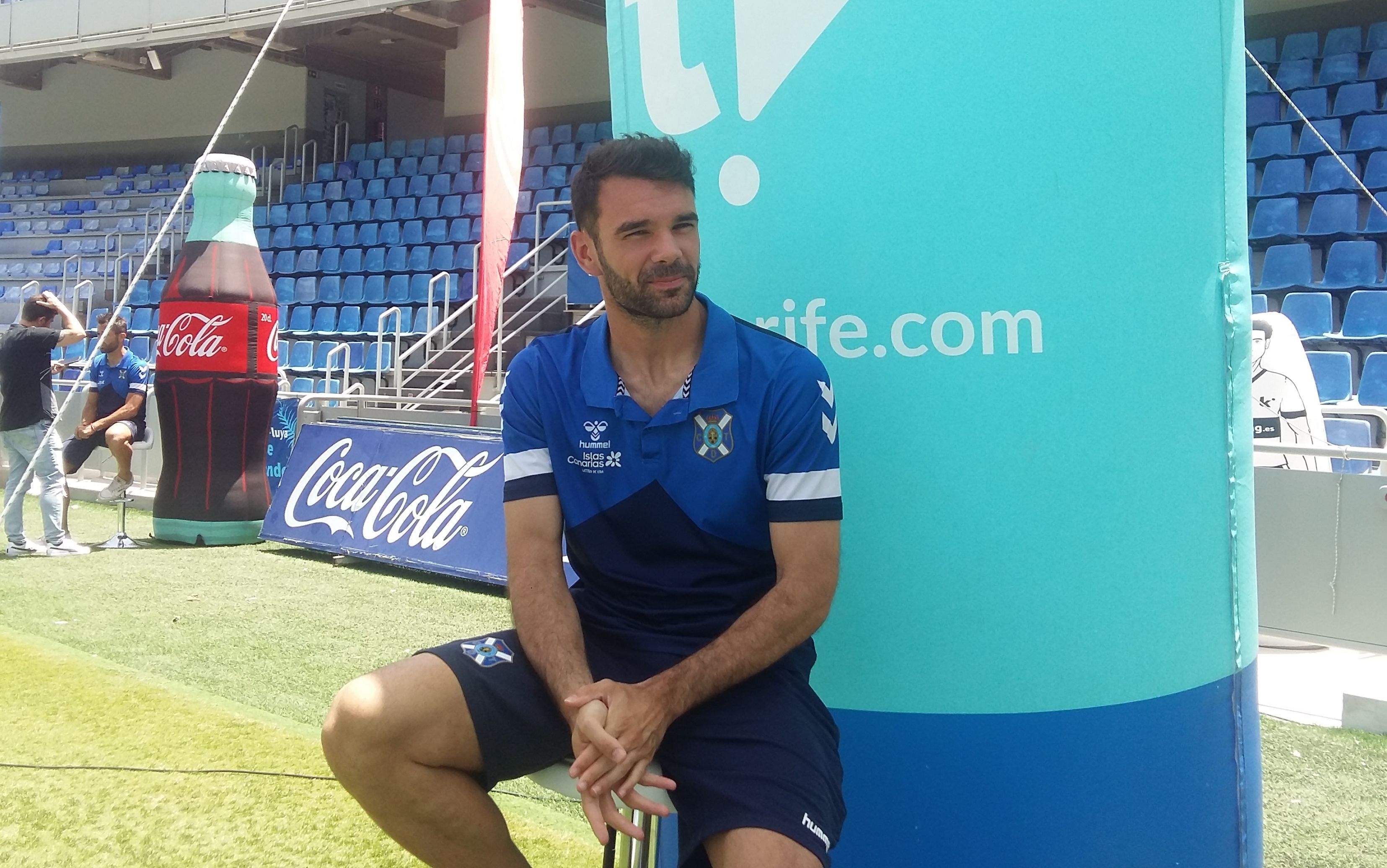 Juan Soriano sobre el césped del Heliodoro en el encuentro con medios organizado por el club en la previa a la final ante el Girona./ Atlántico Hoy