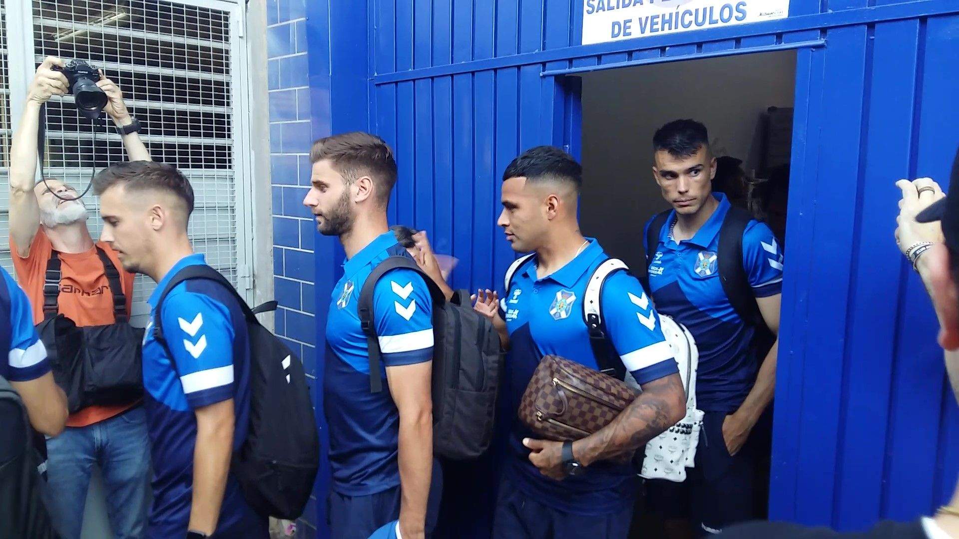Los jugadores del CD Tenerife abandonan el Heliodoro rumbo a disputar el primer asalto de la final de la promoción en Montilivi ante el Girona./ Atlántico Hoy