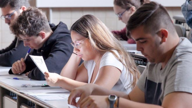 Jóvenes en la ULL haciendo presentándose a la EBAU. / EUROPA PRESS ARCHIVO