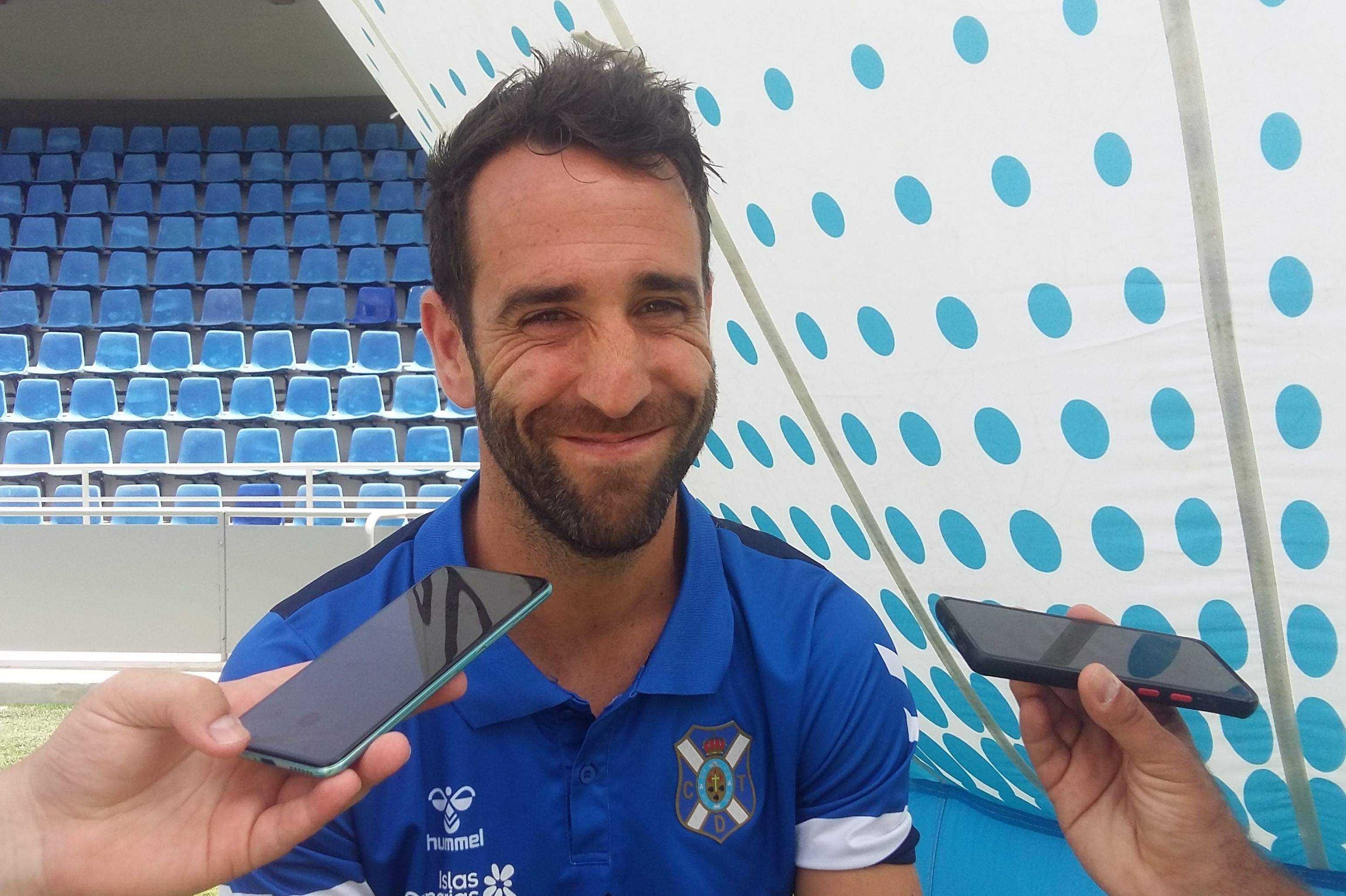 Carlos Ruiz, durante el Open Media Day organizado por el club este jueves sobre el césped del Heliodoro./ Atlántico Hoy