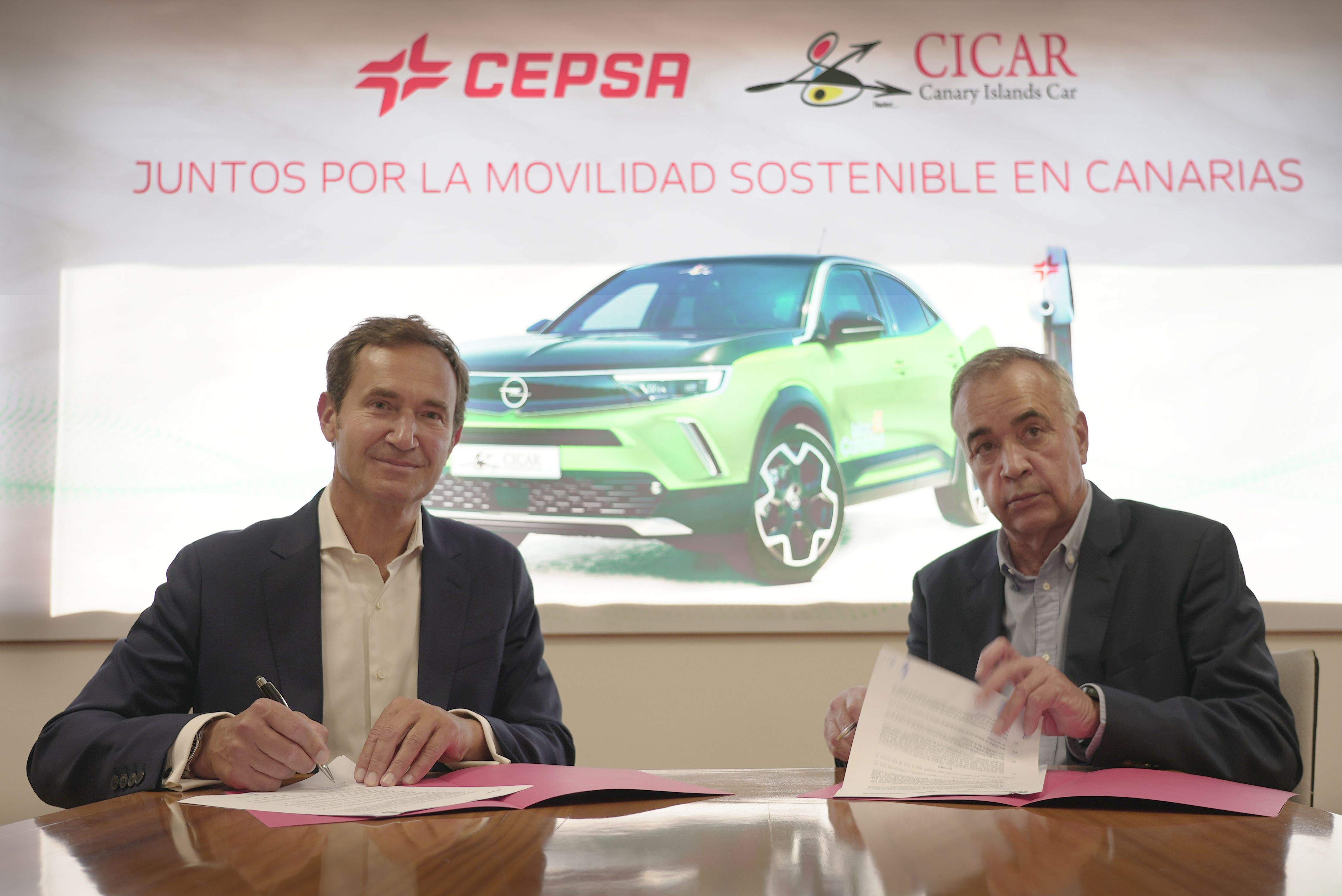 Firma del acuerdo de colaboración entre el director de Mobility & New Commerce de Cepsa, Pierre-Yves Sachet y el consejero delegado del Grupo Cabrera Medina, Mamerto Cabrera./