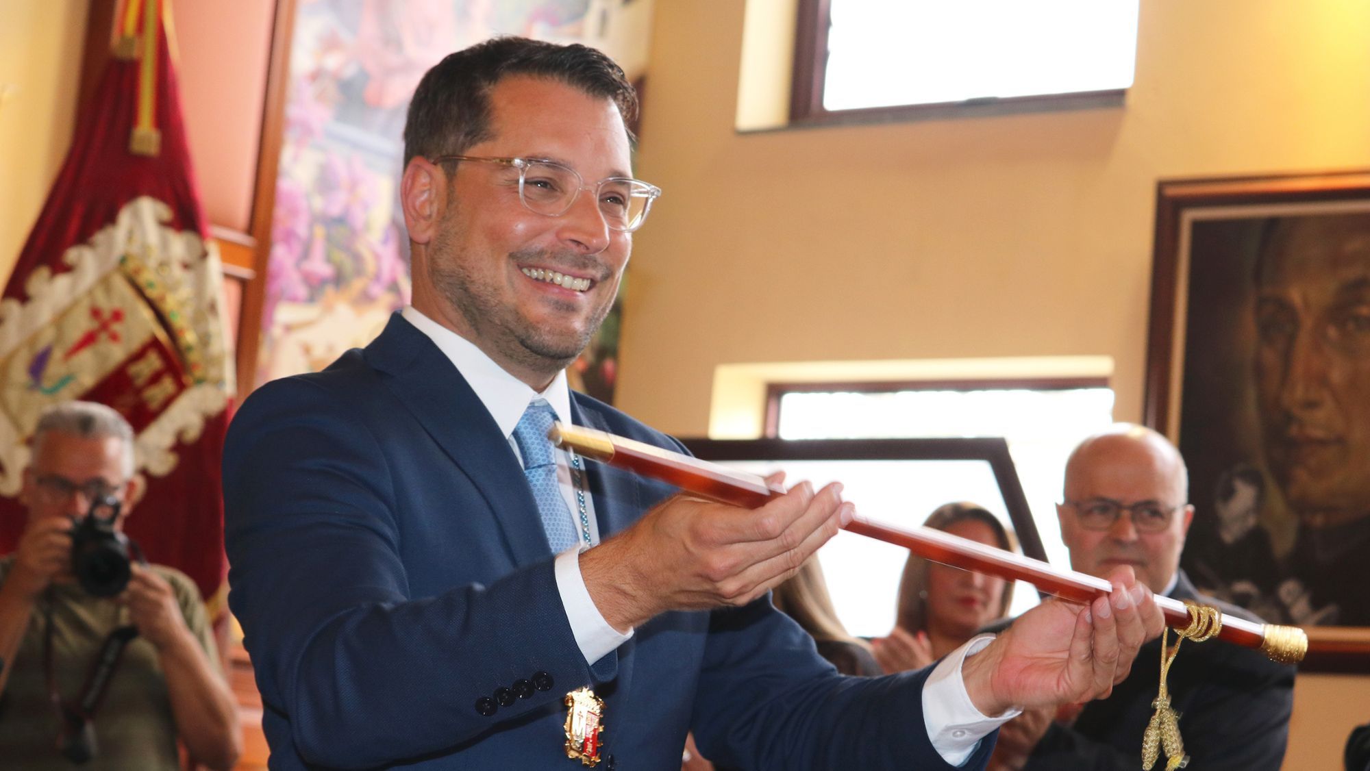 Adolfo González, con el bastón de mando de Los Realejos. / Cedida