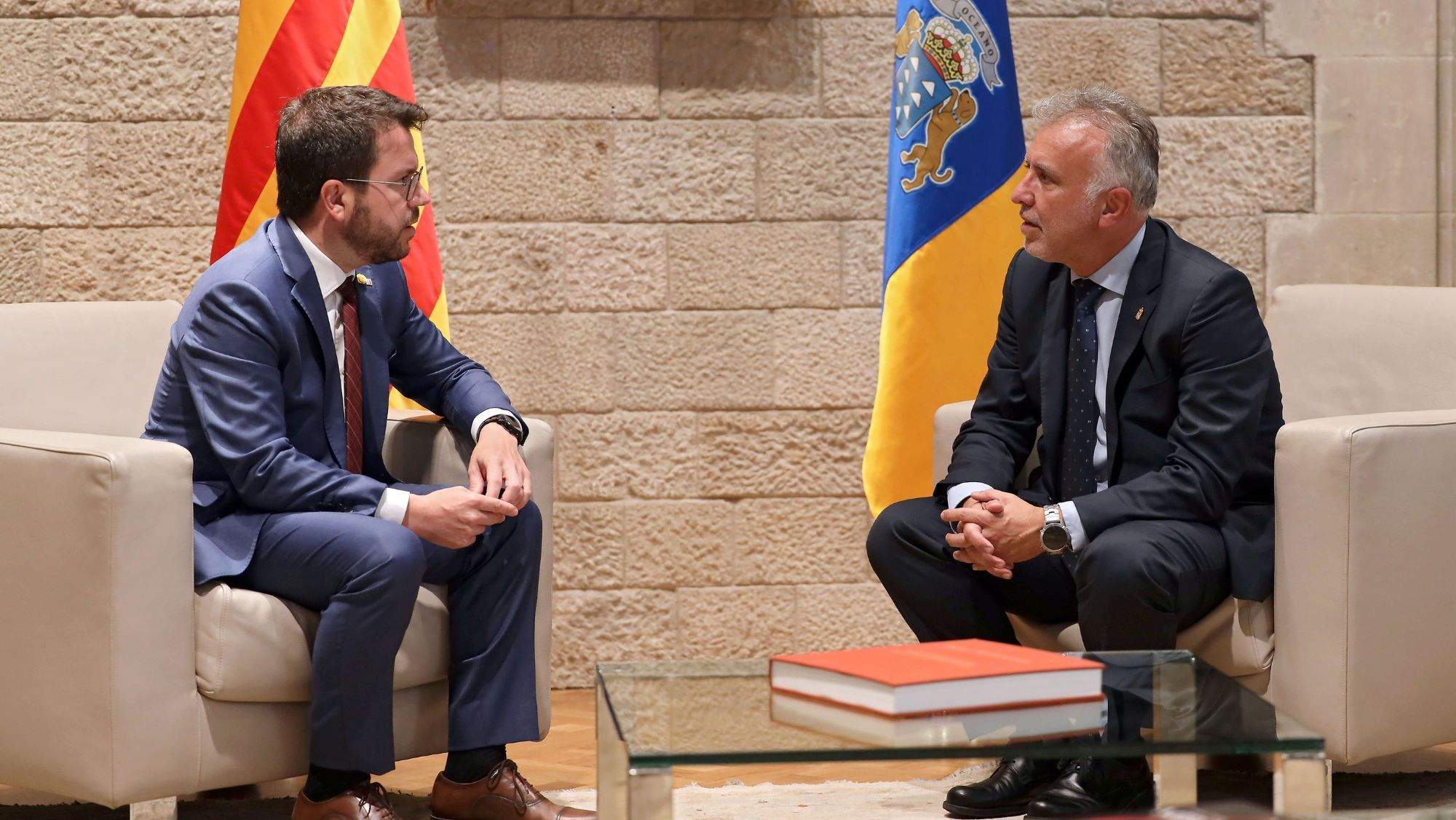 El presidente de Cataluña, Pere Aragonès, recibe al presidente de Canarias, Ángel Víctor Torres. / ACFI