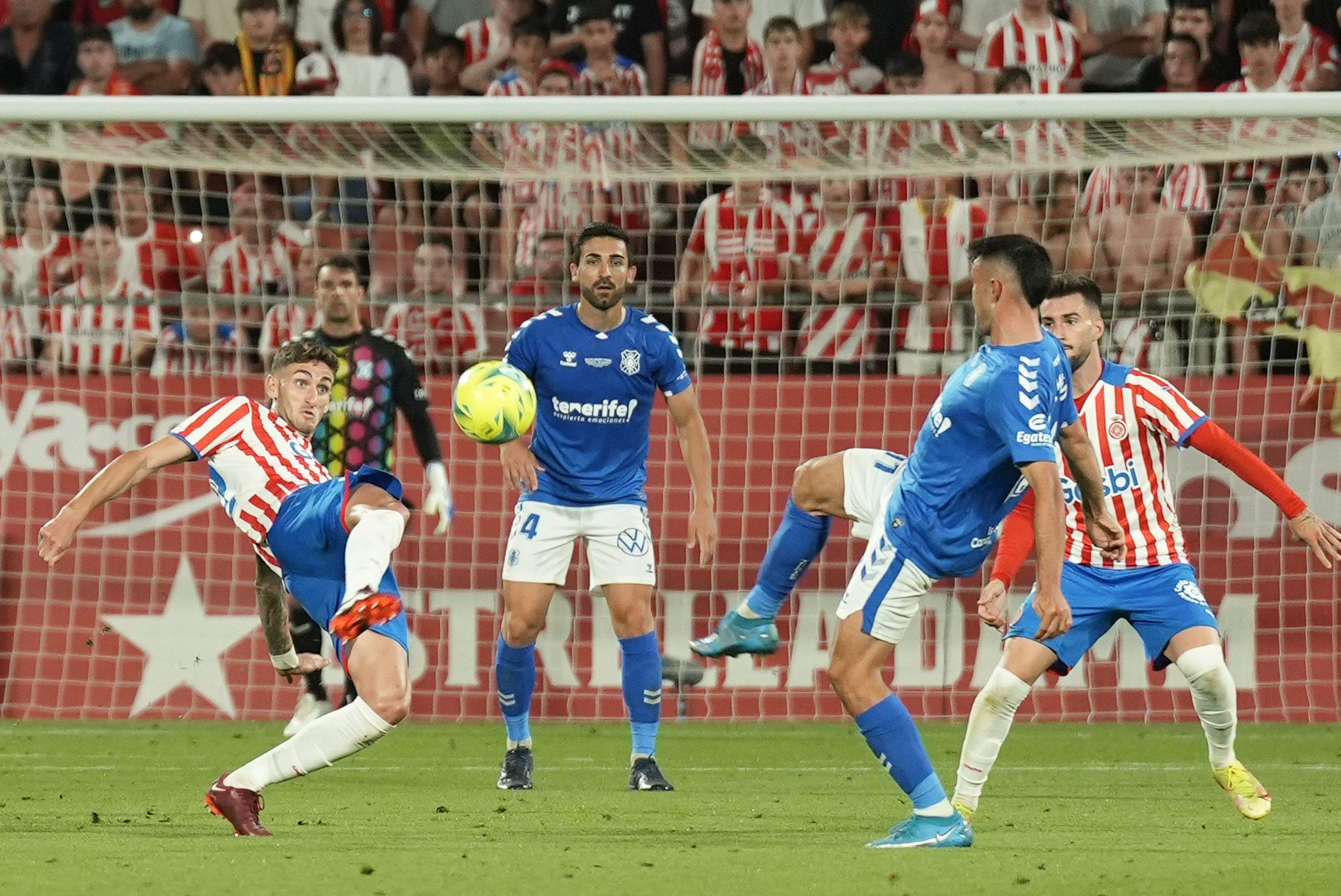 La propuesta defensiva del CD Tenerife surtió efecto ante un Girona que buscó el gol durante todo el encuentro en Montilivi./ EFE