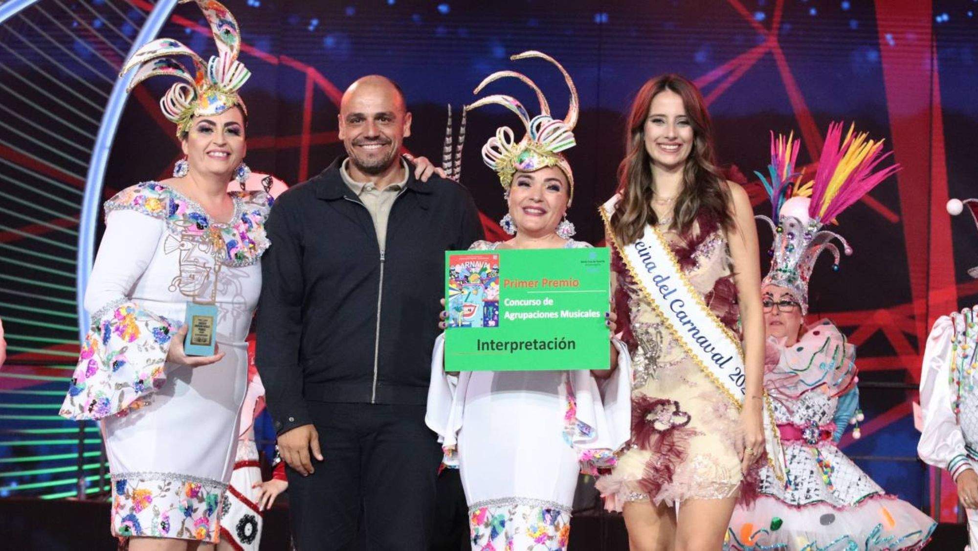 El exconcejal de Fiestas, Alfonso Cabello, entrega el primer premio de Interpretación a Caña Dulce. / Cedida