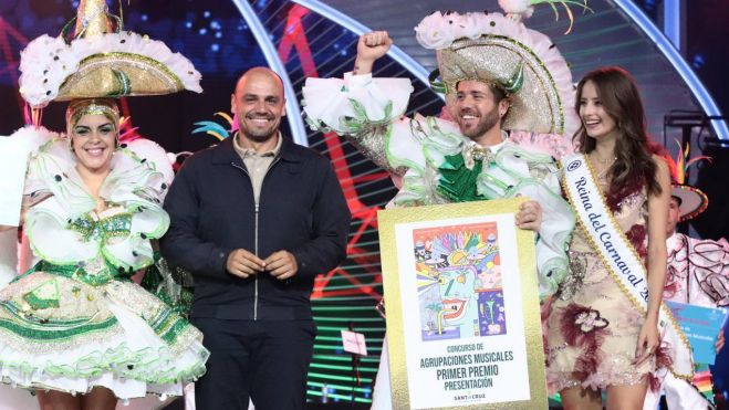 El concejal de Fiestas, Alfonso Cabello, entrega el primer premio de Presentación a Sabor Isleño. / Cedida