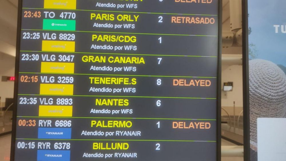 Las pantallas del aeropuerto de Sevilla muestran la hora estimada de llegada del vuelo de Vueling proveniente de Tenerife Sur./ Cedida