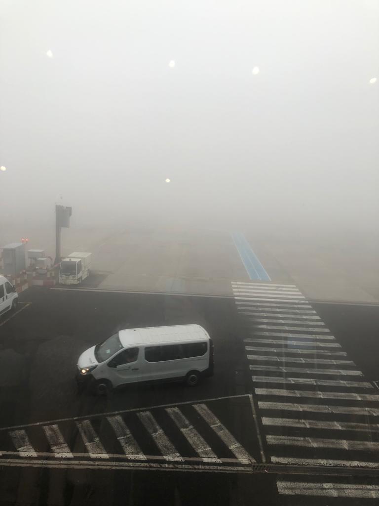 La niebla no permitía ver la pista de aterrizaje de Los Rodeos desde la sala de embarque./ Cedida La niebla no permitía ver la pista de aterrizaje de Los Rodeos desde la sala de embarque./ Cedida