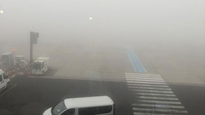 La niebla no permitía ver la pista de aterrizaje de Los Rodeos desde la sala de embarque./ Cedida