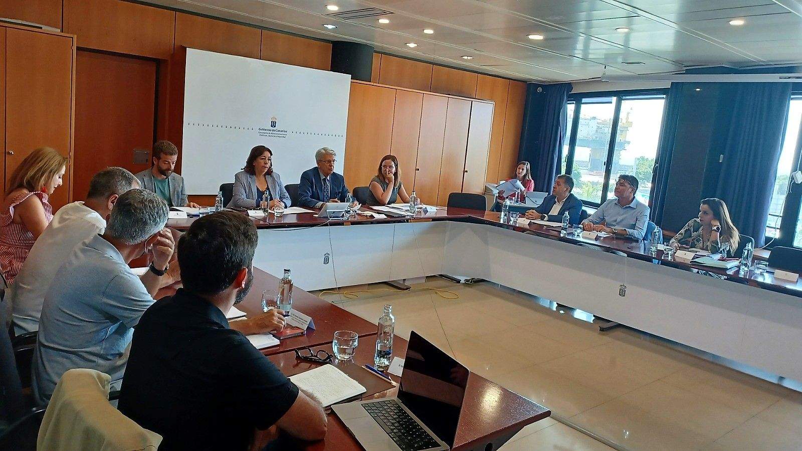 Reunión para el acuerdo del catálogo de Santa Cruz de Tenerife. / Gobierno de Canarias Reunión para el acuerdo del catálogo de Santa Cruz de Tenerife. / Gobierno de Canarias