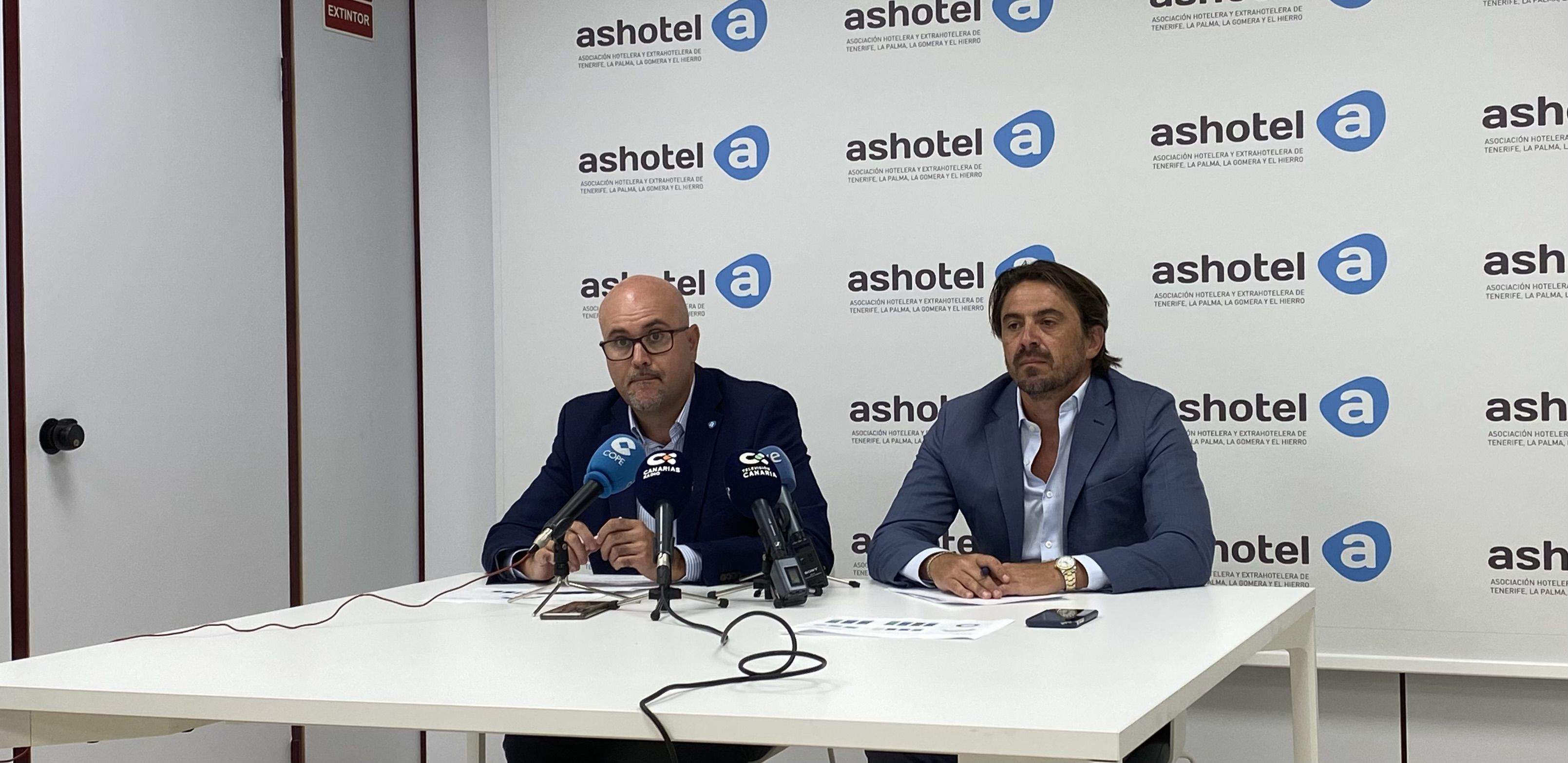 El gerente de Ashotel, Juan Pablo González, y el presidente, Jorge Marichal. / AH 
