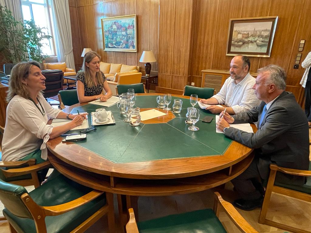 Reunión entre Ángel Víctor Torres y José Antonio Valbuena (derecha) con Teresa Ribera y  Sara Aagesen el pasado 6 de junio para negociar estas transferencias./ Cedida
