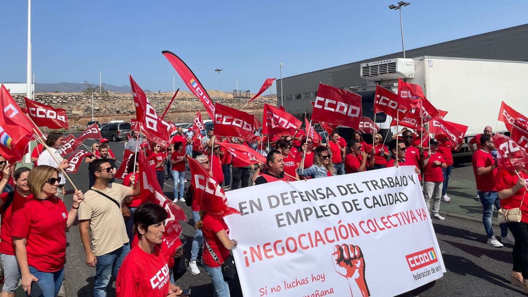 Manifestación de los trabajadores de Comisiones Obreras de Hiperdino en el centro logístico de la empresa el pasado junio. / Comisiones Obreras