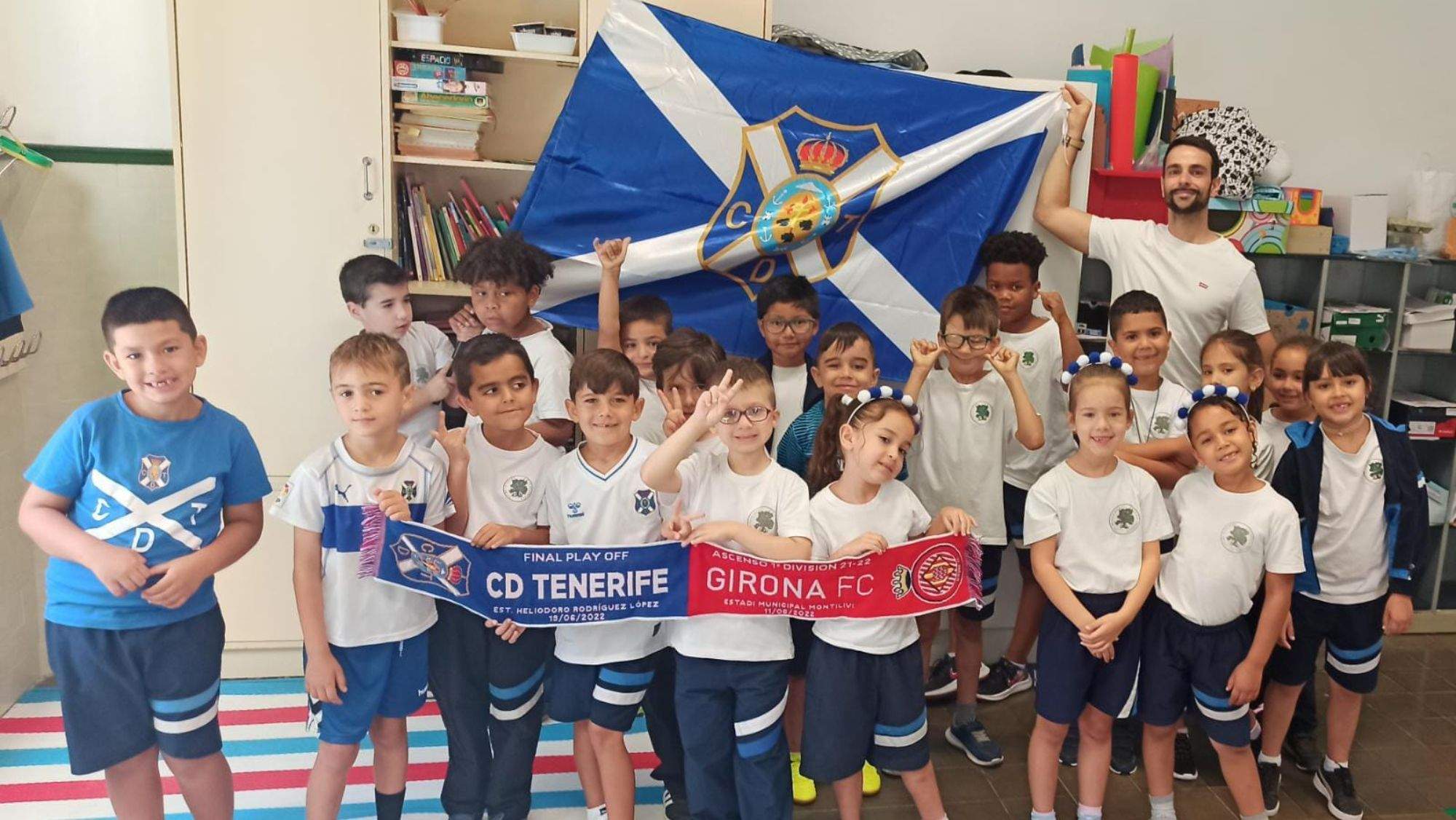 Alumnos del CEIP Salamanca y un profesor posan con bandera, bufanda y camisetas de CD Tenerife. / AH