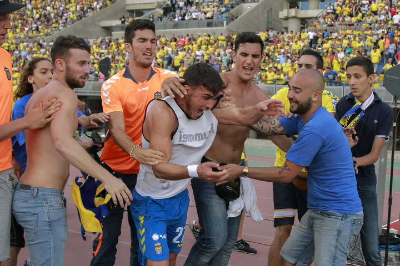 Aficionados de la UD Las Palmas invadieron el estadio de Gran Canaria en 2014, frustrando el ascenso del equipo./ EFE