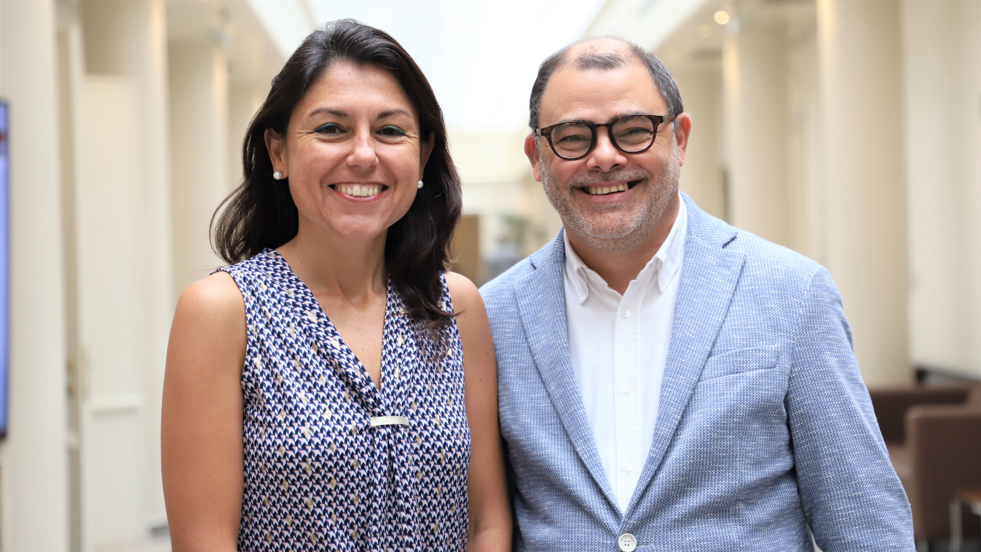 La senadora por Canarias Paloma Hernández y Cosme Bonet, senador por Mallorca, tras la aprobación del Informe que pedirá desarrollar los Estatutos de las dos autonomías.  Cedida