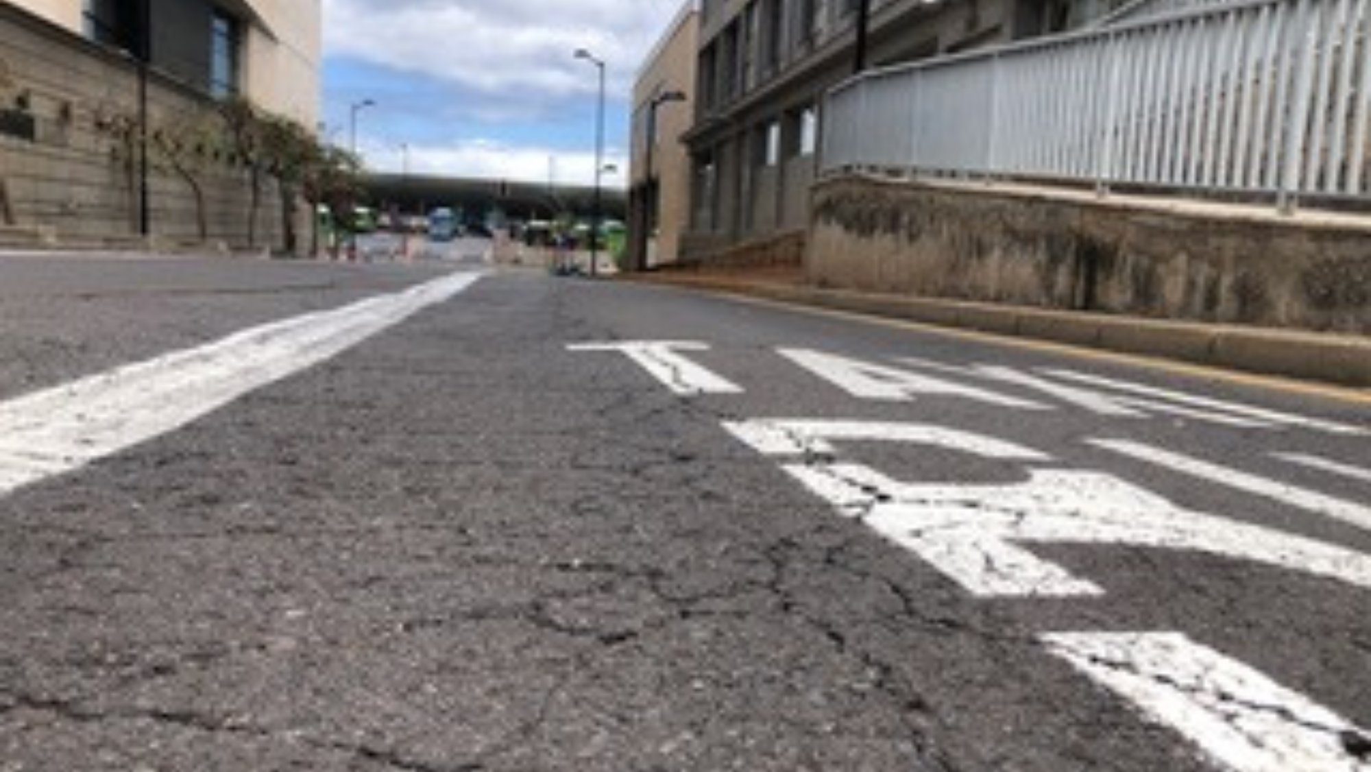Una de las calles de Santa Cruz donde se va a soterrar un carril. / Cedida Una de las calles de Santa Cruz donde se va a soterrar un carril. / Cedida