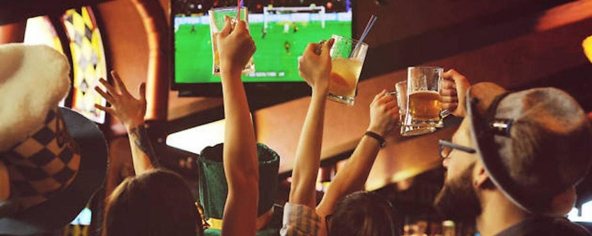 Aficionados viendo un partido de fútbol en un bar sin reserva./ Archivo