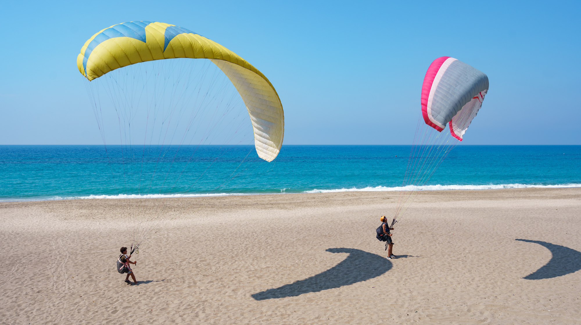 Deportistas haciendo parapente / FREEPIK