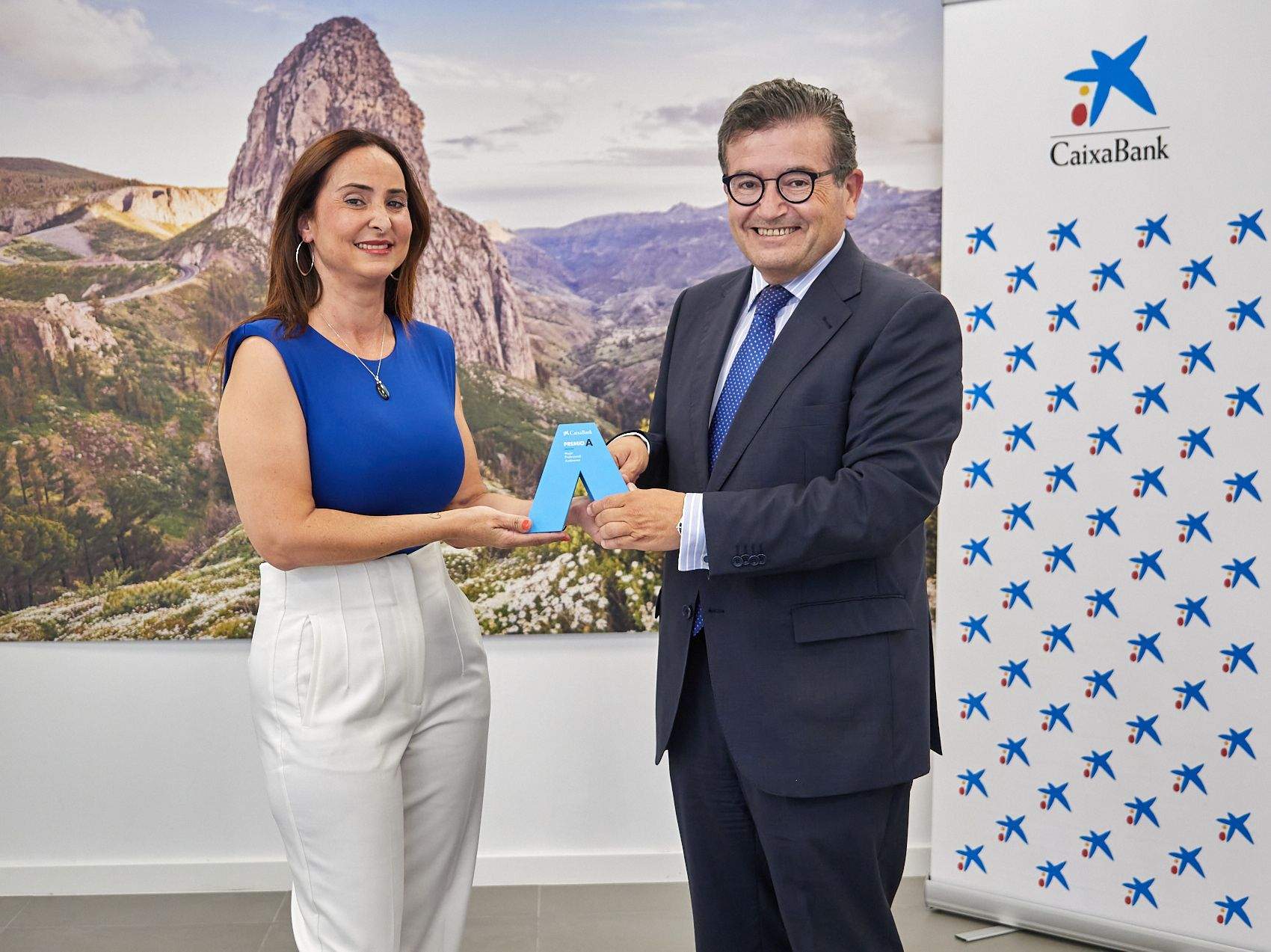 Cristina Mendoza recibe el premio de manos del director territorial de CaixaBank en las islas, Juan Ramón Fuertes./