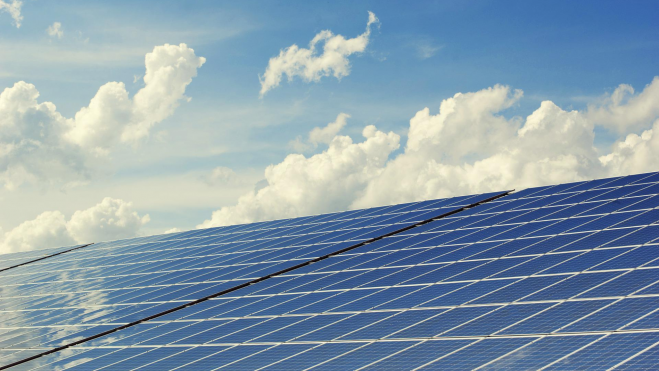 Imagen de placas solares de un parque fotovoltaico. / Pixabay