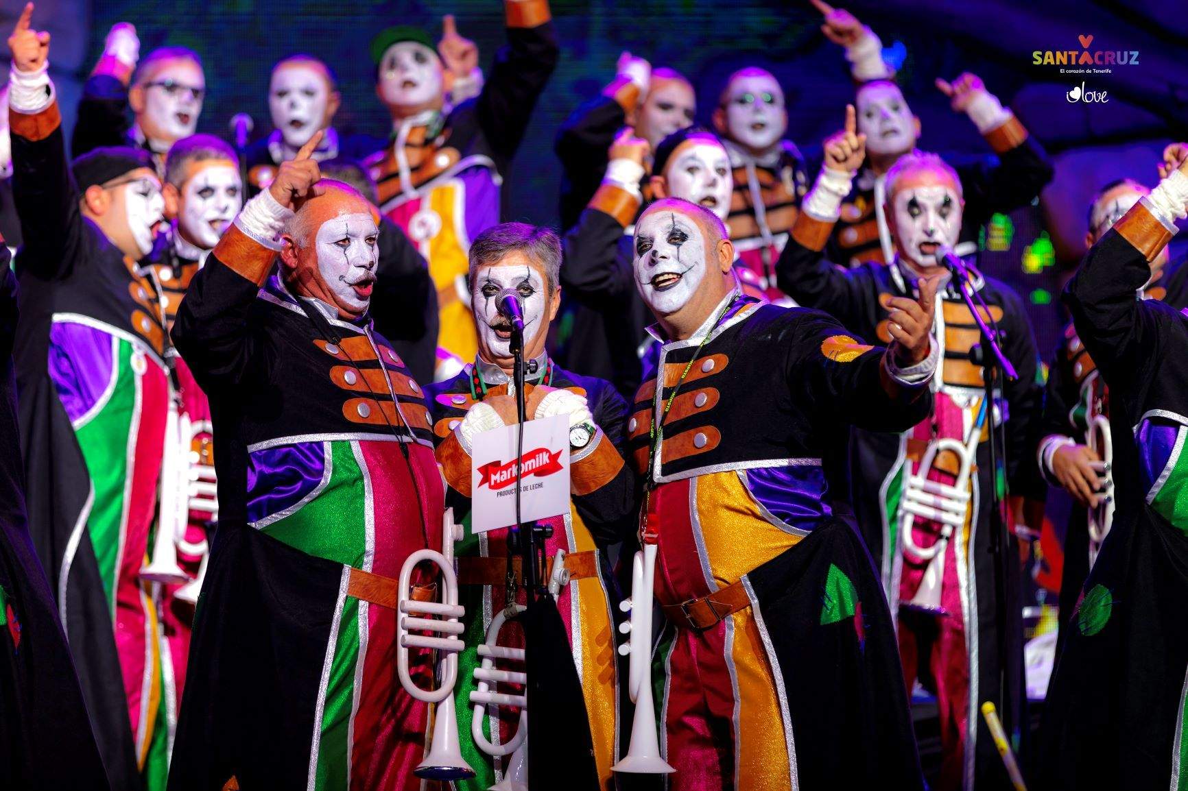Imagen de la murga Los Bambones durante el concurso en el Recinto Ferial. / Ayuntamiento de Santa Cruz de Tenerife 