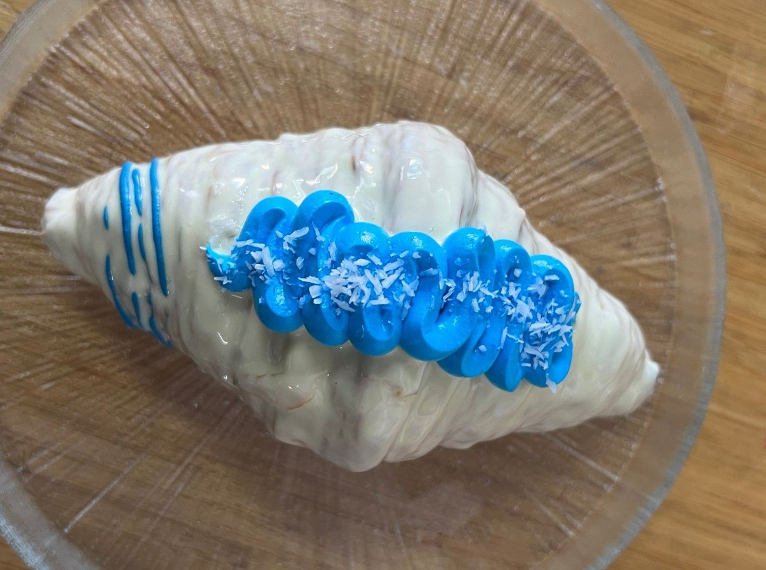 Uno de los 'croissants' blanquiazules preparados por la Pastelería Zulay como muestra de apoyo al CD Tenerife./ Cedida