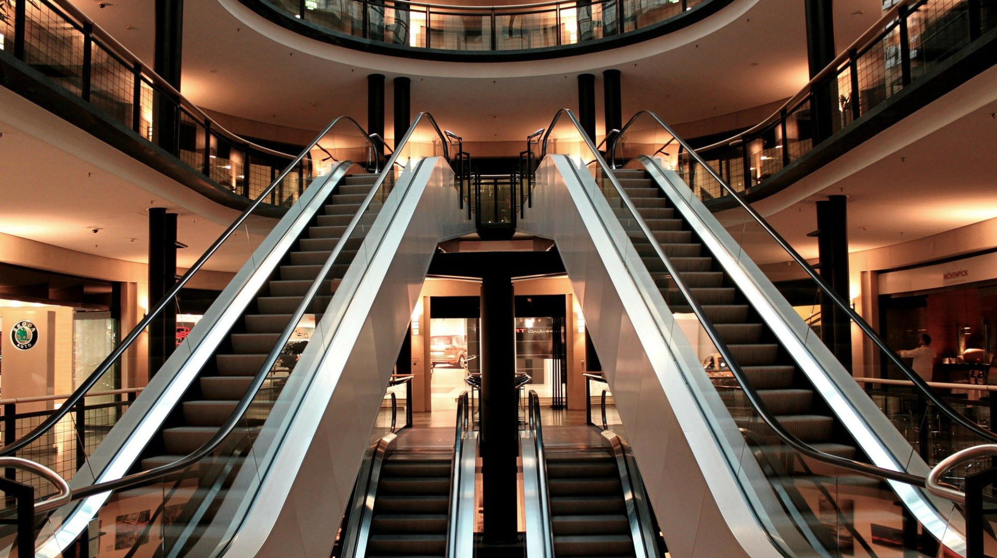 Centro comercial por dentro / PIXABAY