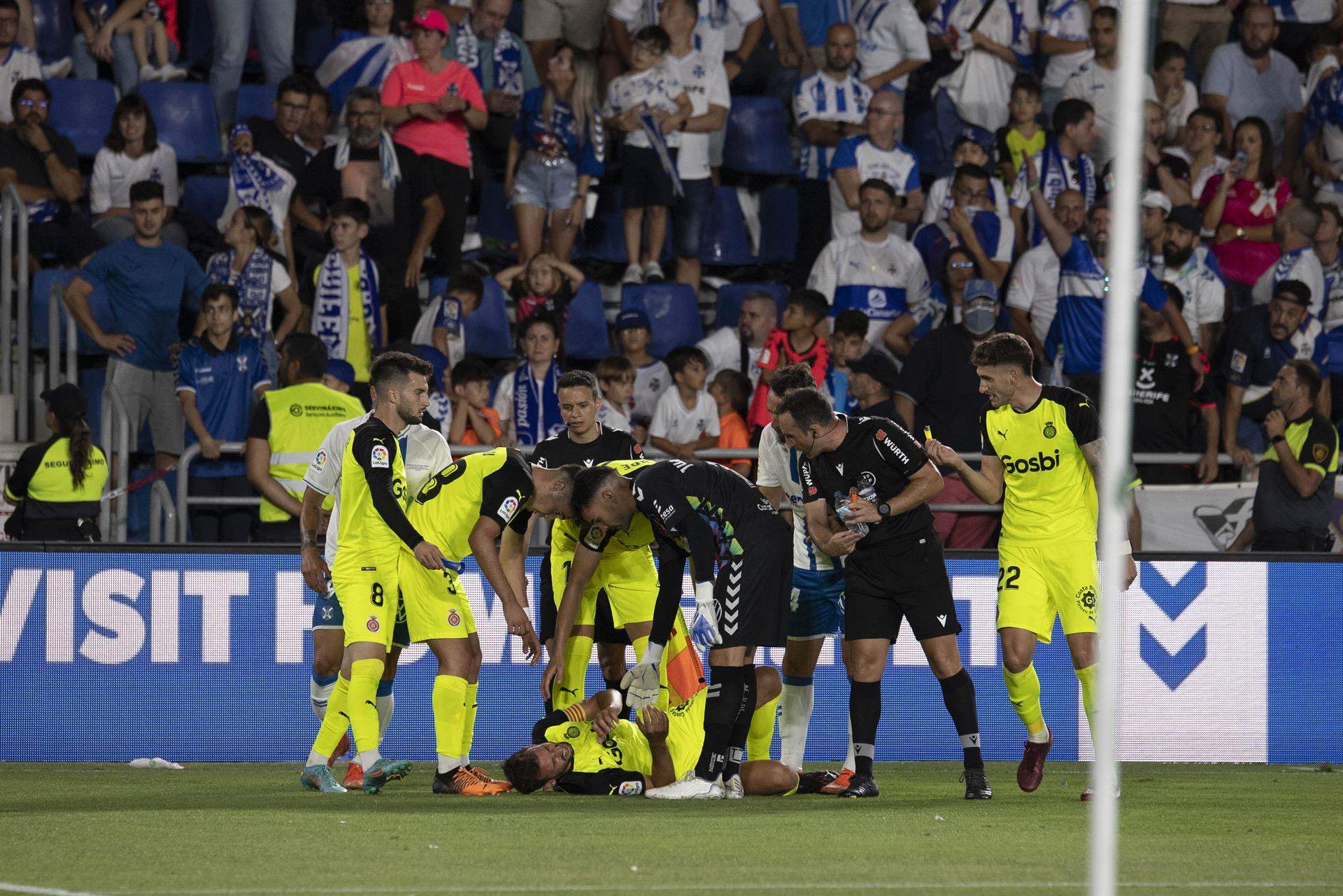 El delantero uruguayo del Girona, Cristhian Stuani, en el suelo tras recibir el impacto de una botella./ EFE/ Miguel Barreto