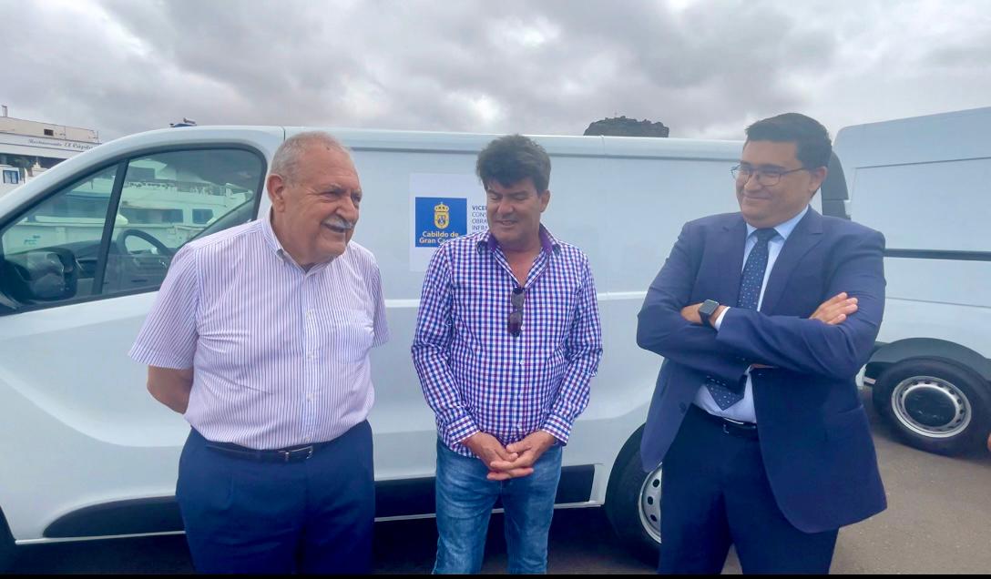 El vicepresidente del Cabildo de Gran Canaria, Miguel Ángel del Pino (der.) junto con representantes de las cofradías./ Cedida
