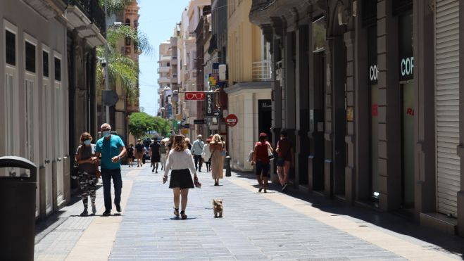 Grupo de personas paseando por la calle comercial Del Castillo, en Santa Cruz de Tenerife, en Canarias. / Ainoha Cruz (Atlántico Hoy)