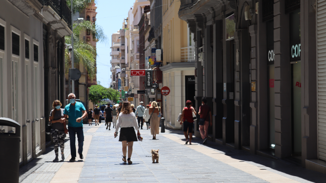 Grupo de personas paseando por la calle comercial Del Castillo, en Santa Cruz de Tenerife, en Canarias. / Ainoha Cruz (Atlántico Hoy)