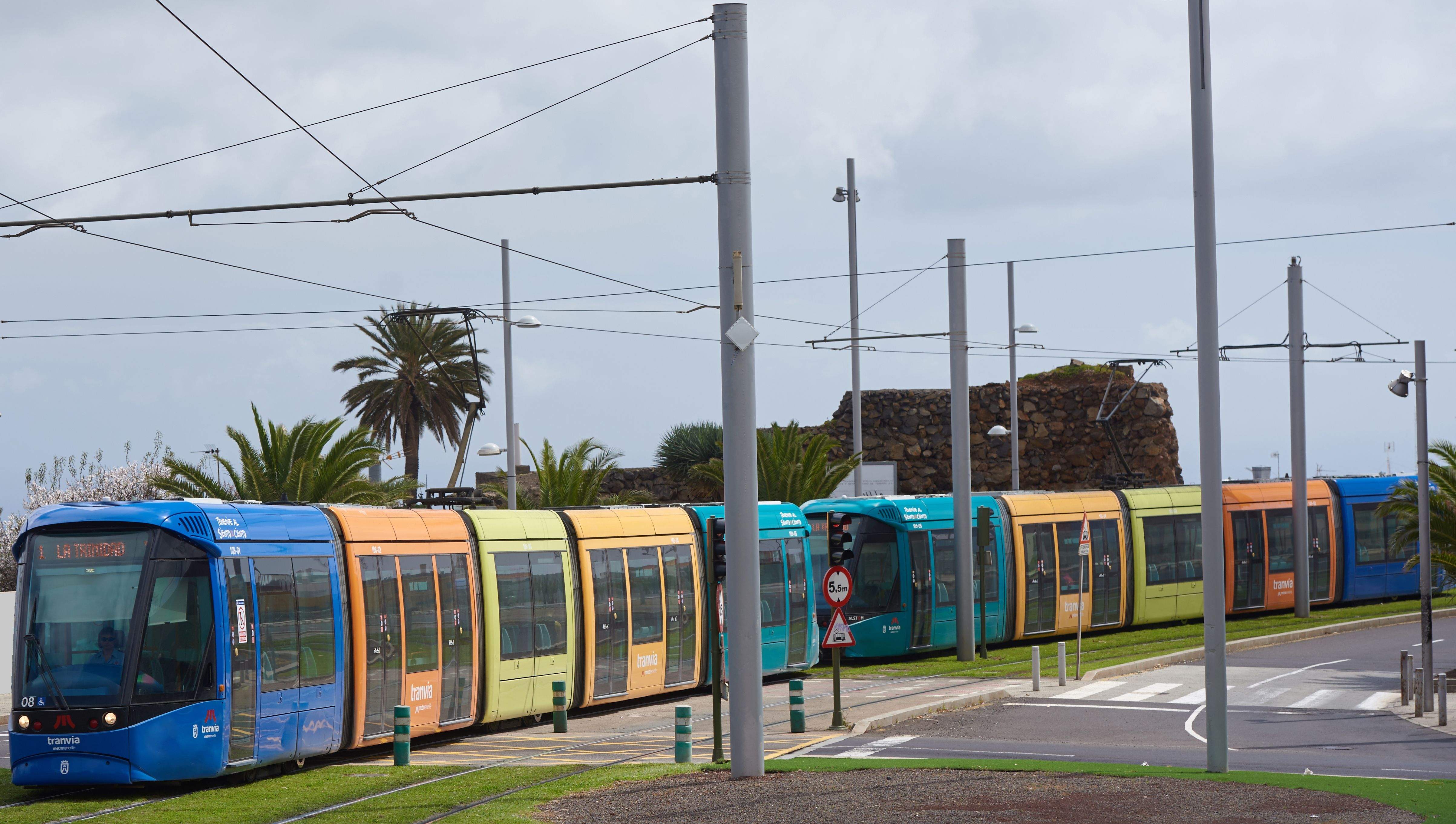 Tranvía doble circulando por Guajara./ Cedida