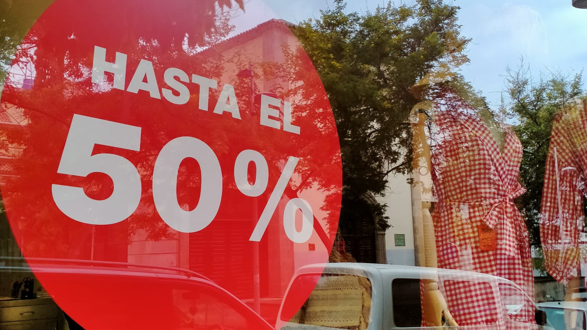 Cartel de descuento en una tienda de Santa Cruz de Tenerife en el comienzo de las rebajas./ AH - Ainoha Cruz