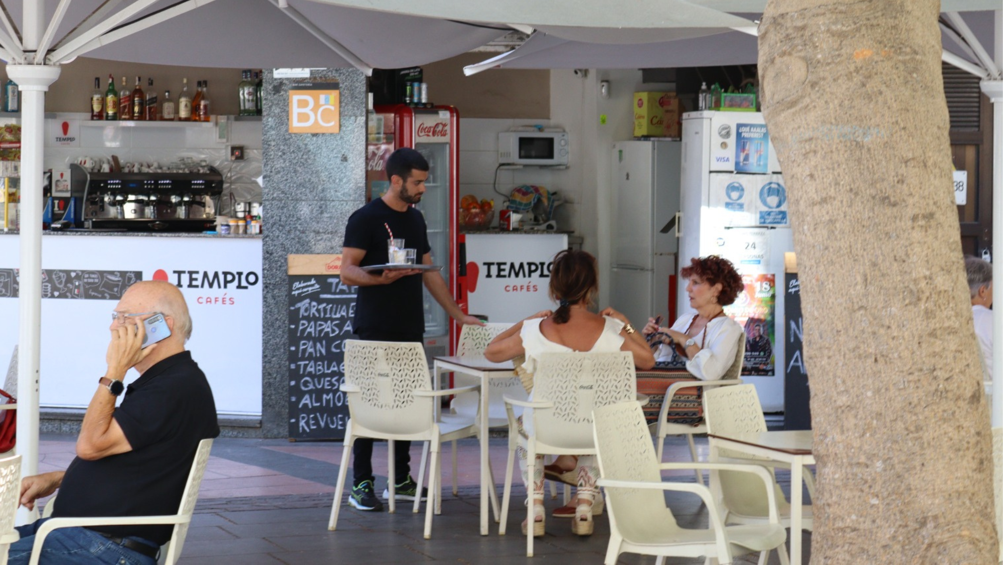 Trabajador del sector servicios, el que más microempresas genera, en Santa Cruz de Tenerife. / AH - Ainoha Cruz