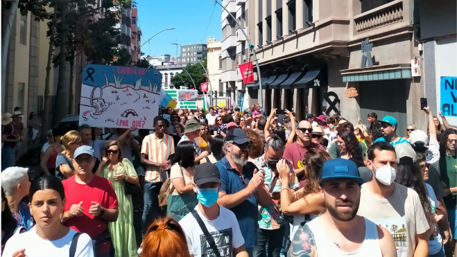 Manifestación en Tenerife el pasado 11 de junio para exigir la paralización del proyecto de Cuna del Alma y una moratoria turística. / ATLÁNTICO HOY