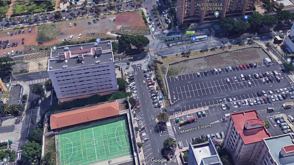 Aparcamientos en la avenida Príncipes de España y la calle Maestro Estany./ Google Maps