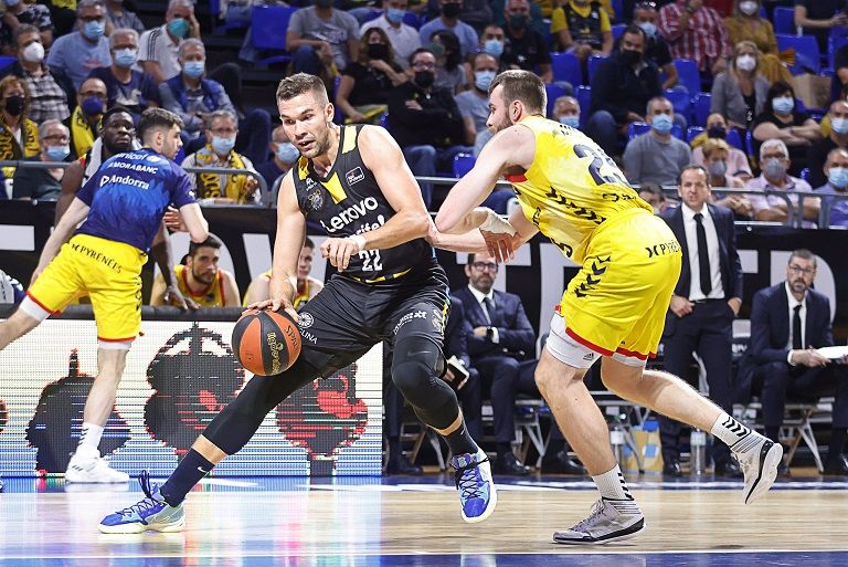 Emir Sulejmanovic presionado por un rival en un partido disputado en el Santiago Martín./ Twitter