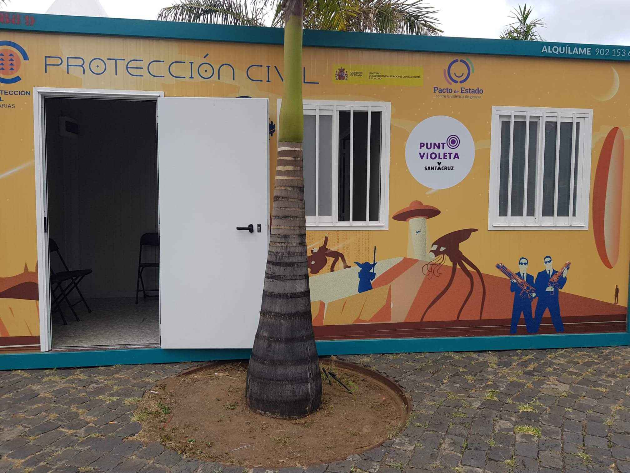 Punto Violeta del Carnaval, junto a la Presidencia del Gobierno de Canarias./ Cedida