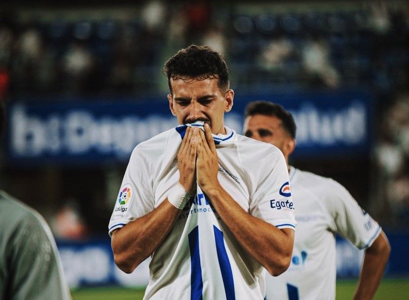 Álex Muñoz podría abandonar el Tenerife con destino a Primera División después del ascenso frustrado./ Twitter