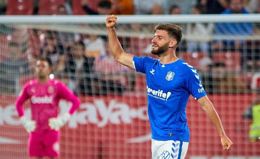 Mario González termina su cesión en el Tenerife con un balance de seis goles que le convierten en el tercer máximo goleador de la plantilla esta temporada./ Archivo
