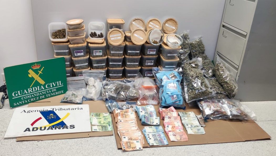 Foto del material incautado por la Guardia Civil./