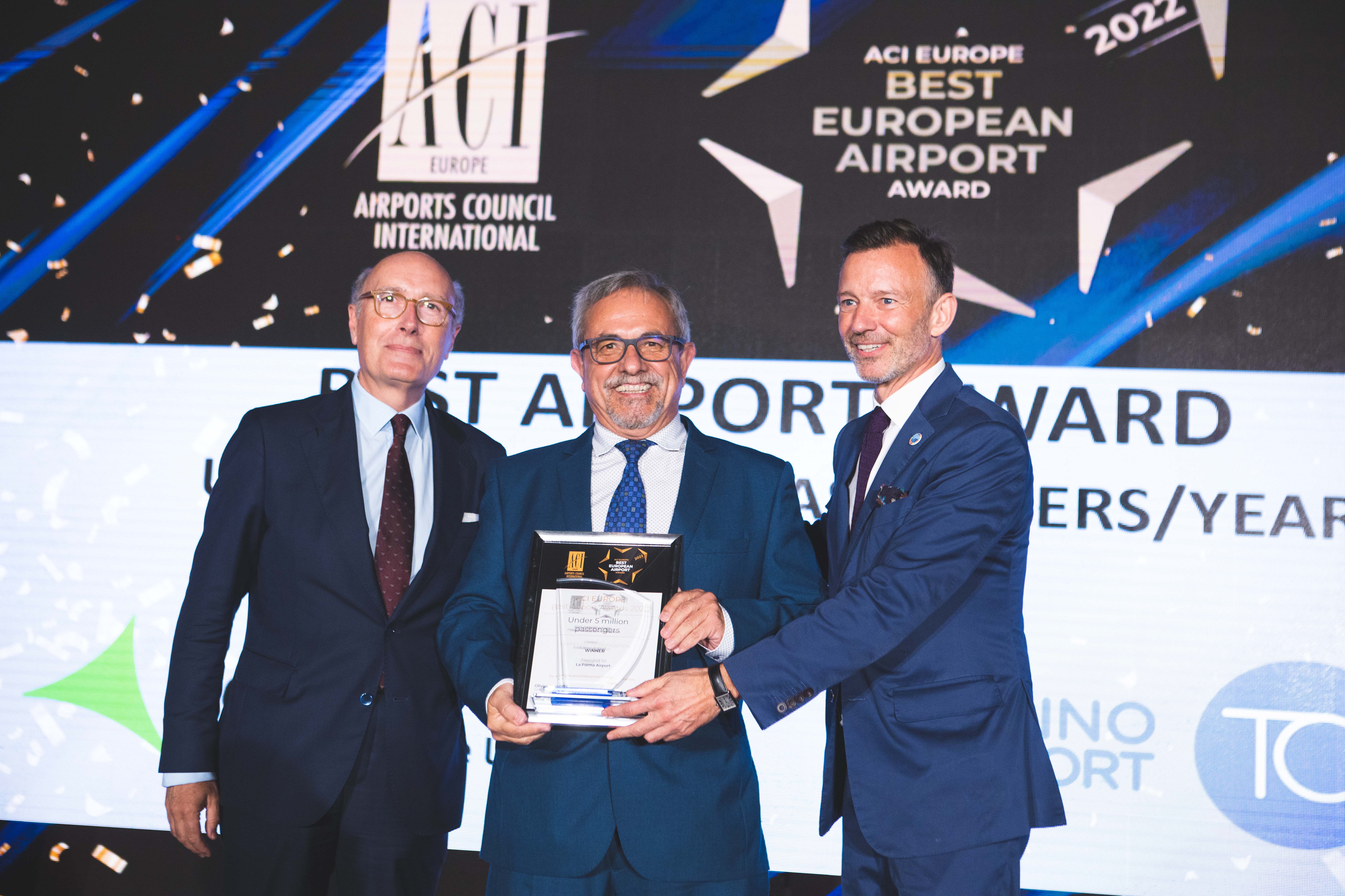 El director del aeropuerto de La Palma, Felipe Sánchez, recibe el premio./