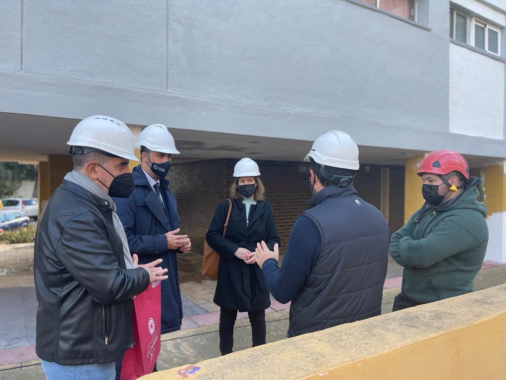 Luis Yeray Gutiérrez y su equipo visitan las obras de rehabilitación en Padre Anchieta./ Cedida