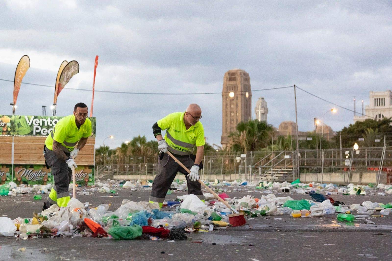 Operarios de limpieza retiran basura tras una noche de Carnaval./ ARCHIVO