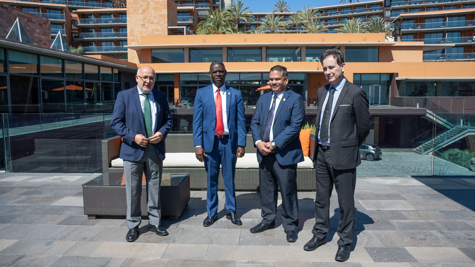 El presidente del Cabildo de Gran Canaria, Antonio Morales, con los organizadores del I Foro Iberoamericano de Alto Nivel de Turismo