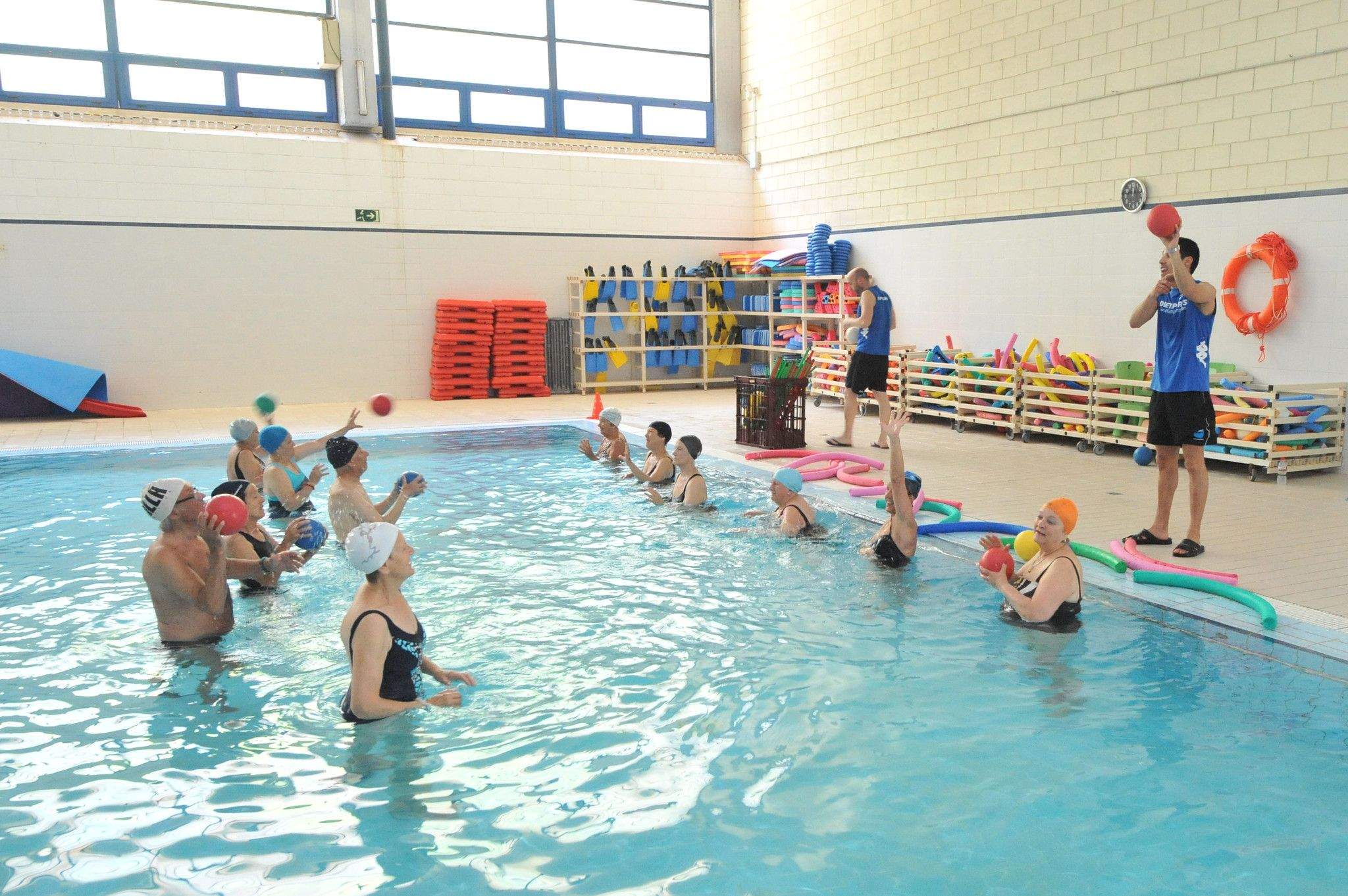 Un grupo de mayores practica ejercicios acuáticos en una piscina: la gimnasia en el agua facilita el cuidado físico / FLICKR