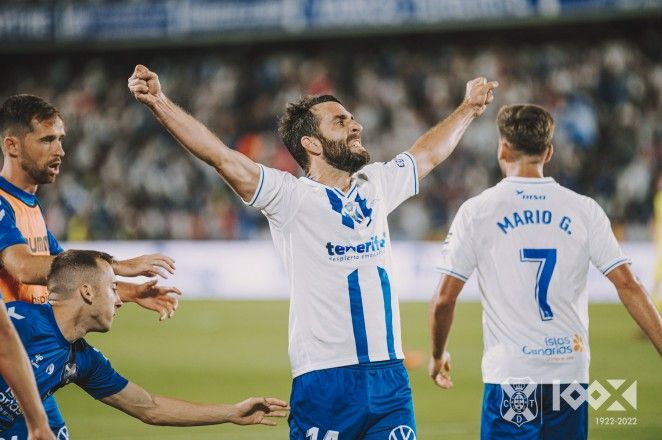 Carlos Ruiz entrará en la historia blanquiazul cuando cumpla el contrato recién firmado con el Tenerife hasta junio de 2023./ CDT